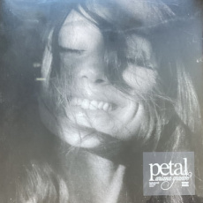 Grande Ariana: Petal